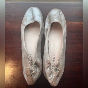 Kelsi Dagger Brooklyn Block Heels
Metallic Bronze. Scrunched heel. Round toe